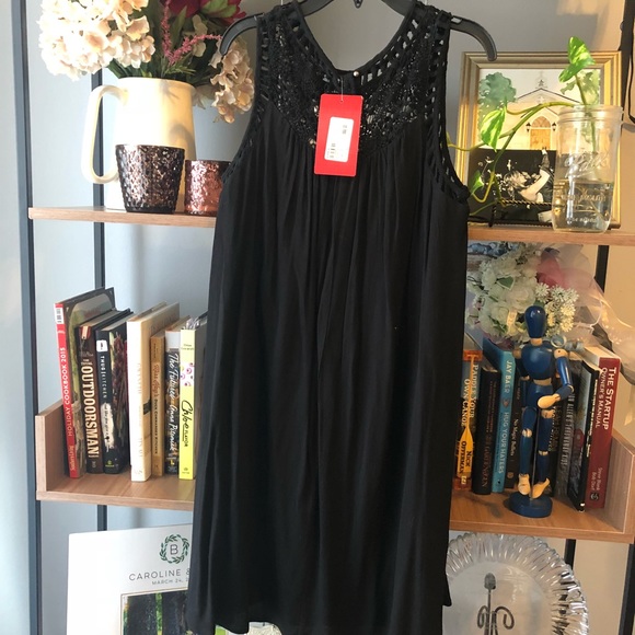 Black Sleeveless Dress with Lace Detail - Picture 3 of 5